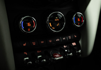 Подержанный автомобиль MINI Hatch 2021 года (17 фото)