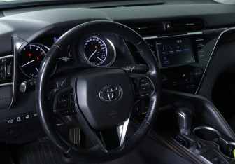 Подержанный автомобиль Toyota Camry Sedan 2019 года (11 фото)