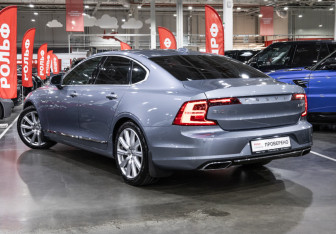 Подержанный автомобиль Volvo S90 2017 года (16 фото)