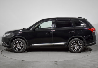 Подержанный автомобиль Mitsubishi Outlander 2019 года (8 фото)