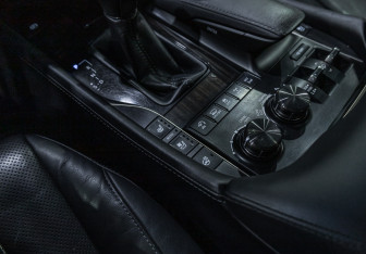 Подержанный автомобиль Lexus LX 2015 года (22 фото)