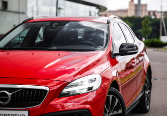Подержанный автомобиль Volvo V40 Cross Country 2019 года (2 фото)