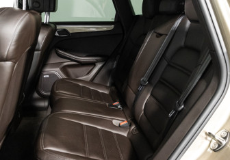 Подержанный автомобиль Porsche Macan 2016 года (10 фото)