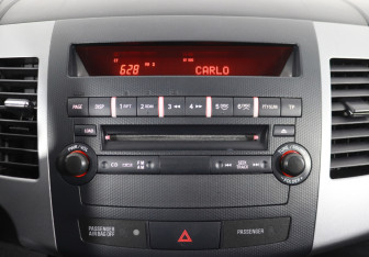 Подержанный автомобиль Mitsubishi Outlander 2011 года (14 фото)