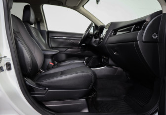 Подержанный автомобиль Mitsubishi Outlander 2018 года (24 фото)