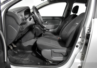 Подержанный автомобиль Renault Sandero 2015 года (10 фото)