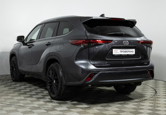 Подержанный автомобиль Toyota Highlander 2021 года (5 фото)
