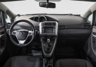 Подержанный автомобиль Toyota Verso 2010 года (9 фото)