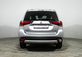 Подержанный автомобиль Mitsubishi Outlander 2018 года (6 фото)