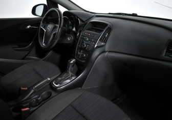 Подержанный автомобиль Opel Astra Hatchback 2012 года (10 фото)
