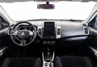 Подержанный автомобиль Mitsubishi Outlander 2008 года (10 фото)