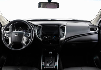Подержанный автомобиль Mitsubishi L200 2022 года (12 фото)