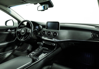 Подержанный автомобиль Kia Stinger 2018 года (9 фото)