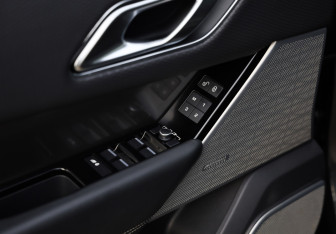 Подержанный автомобиль Land Rover Range Rover Velar 2017 года (26 фото)