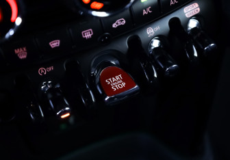 Подержанный автомобиль MINI Hatch 2020 года (22 фото)