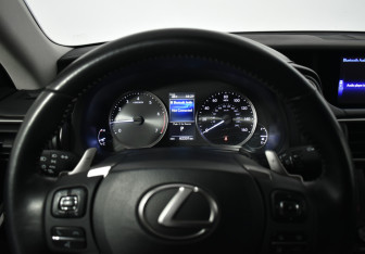 Подержанный автомобиль Lexus IS Sedan 2019 года (15 фото)