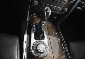 Подержанный автомобиль Infiniti QX56 2011 года (20 фото)