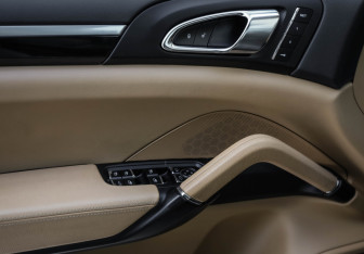 Подержанный автомобиль Porsche Cayenne 2015 года (28 фото)