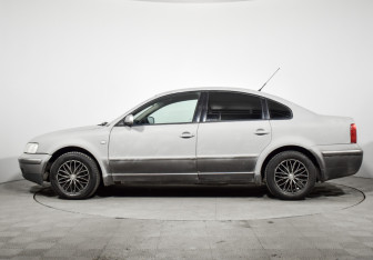 Подержанный автомобиль Volkswagen Passat Sedan 2000 года (8 фото)