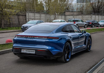 Подержанный автомобиль Porsche Taycan 2020 года (7 фото)