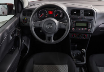 Подержанный автомобиль Volkswagen Polo Sedan 2011 года (10 фото)