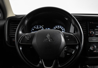 Подержанный автомобиль Mitsubishi Outlander 2019 года (18 фото)