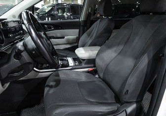 Подержанный автомобиль Kia Carnival 2021 года (16 фото)