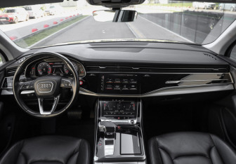 Подержанный автомобиль Audi Q7 2019 года (14 фото)
