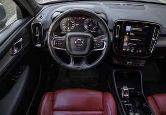 Подержанный автомобиль Volvo XC40 2019 года (11 фото)