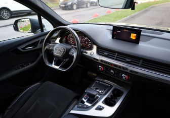 Подержанный автомобиль Audi Q7 2015 года (9 фото)
