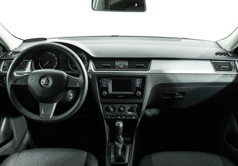 Подержанный автомобиль Skoda Rapid Liftback 2015 года (13 фото)