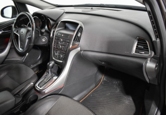 Подержанный автомобиль Opel Astra Wagon 2012 года (12 фото)