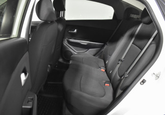 Подержанный автомобиль Kia Rio Sedan 2012 года (11 фото)