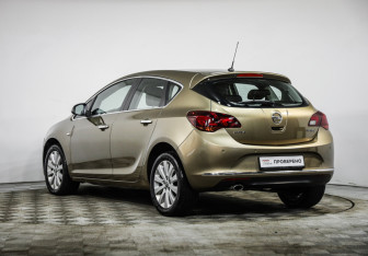 Подержанный автомобиль Opel Astra Hatchback 2013 года (7 фото)