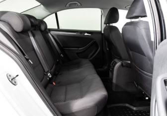 Подержанный автомобиль Volkswagen Jetta Sedan 2012 года (15 фото)