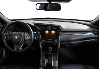 Подержанный автомобиль Honda Civic Hatchback 2017 года (9 фото)