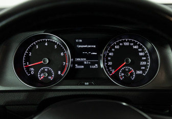 Подержанный автомобиль Volkswagen Golf Hatchback 2013 года (12 фото)