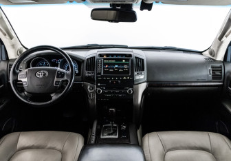 Подержанный автомобиль Toyota Land Cruiser Suv 2010 года (10 фото)