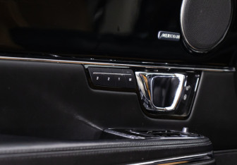 Подержанный автомобиль Jaguar XJ 2016 года (106 фото)