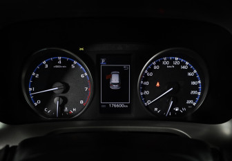 Подержанный автомобиль Toyota RAV4 2016 года (10 фото)