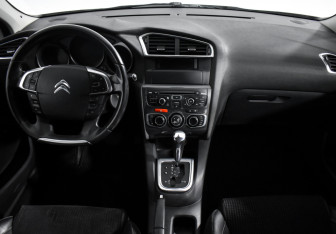 Подержанный автомобиль Citroen C4 Hatchback 2011 года (15 фото)