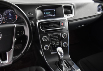 Подержанный автомобиль Volvo S60 2013 года (19 фото)