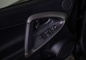 Подержанный автомобиль Toyota RAV4 2012 года (14 фото)