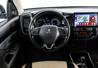 Подержанный автомобиль Mitsubishi Outlander 2018 года (12 фото)