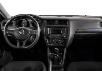 Подержанный автомобиль Volkswagen Jetta Sedan 2015 года (10 фото)