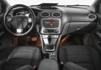 Подержанный автомобиль Ford Focus Sedan 2011 года (13 фото)