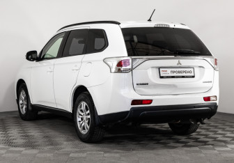 Подержанный автомобиль Mitsubishi Outlander 2012 года (7 фото)