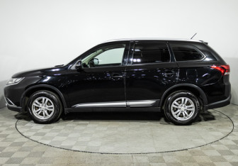 Подержанный автомобиль Mitsubishi Outlander 2015 года (8 фото)