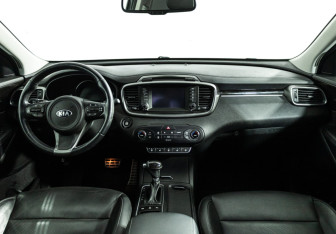 Подержанный автомобиль Kia Sorento 2017 года (13 фото)