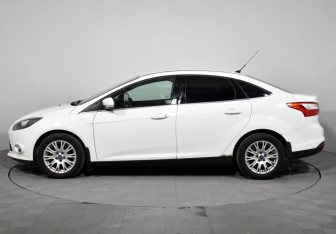 Подержанный автомобиль Ford Focus Sedan 2012 года (8 фото)